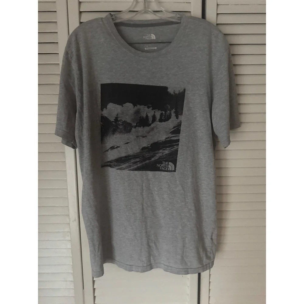 The North Face Mens Graphic Shirt‎ Ski Snowy Mountain Size Large Standard Fit